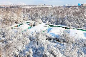 garages couverts de neige dans la ville de moscou en hiver photo