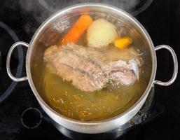 mijoter du bouillon de boeuf aux légumes assaisonnés photo