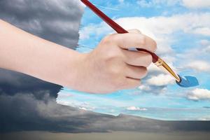 le pinceau peint le ciel bleu sur les nuages d'orage photo