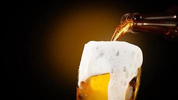 versez de la bière dans un verre à remplir et il y a beaucoup plus de mousses de bière jusqu'à ce que le verre déborde. verser la mousse de bière sur le verre. fond clair orange doré. rendu 3d photo