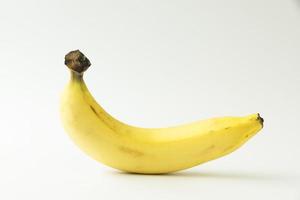 une savoureuse banane mûre sur fond blanc photo