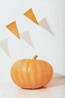 banderoles de drapeaux citrouille et orange. décor à la maison pour la fête d'halloween. récolte d'automne, décor de saison. taille verticale. photo