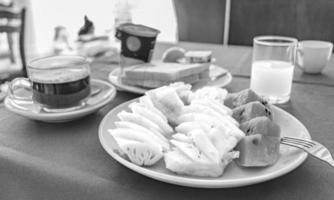 petit déjeuner frais ananas pastèque jus d'orange toast phuket thaïlande. photo