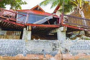 bâtiments maison bar restaurant détruits par le tsunami koh samui thaïlande. photo