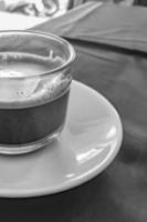 tasse en verre de café noir dans un restaurant phuket en thaïlande. photo