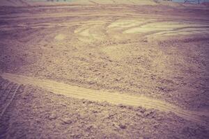 piste de roue sur le sable filtré photo