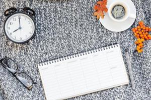 lieu de travail à domicile avec une tasse de café sur un plaid tricoté photo