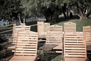 chaises de piscine de l'hôtel à la pelouse photo