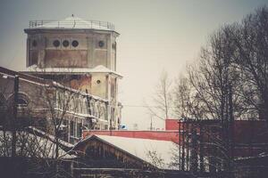 ancien bâtiment d'usine dans le rétro d'hiver photo