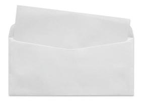 Enveloppe blanche ouverte avec lettre vierge isolé sur fond blanc photo