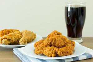 poulet frit avec cola sur table à manger photo