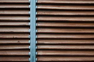 mur en bois avec lierre. mur blanc avec rayures verticales de lattes de bois marron et belle plante verte dans le coin. photo