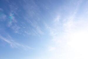 ciel bleu avec des nuages, image de fond de ciel photo