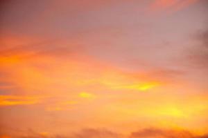 beaux nuages orange dégradés et lumière du soleil sur le ciel bleu parfait pour l'arrière-plan, prendre en soirée, crépuscule, saison des pluies, hiver, été photo