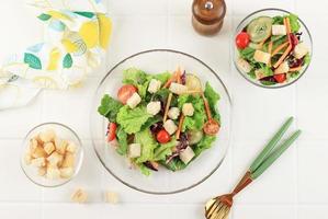 salade de légumes maison avec croûtons, vue de dessus sur tableau blanc. photo