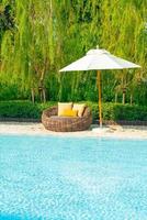 chaise de patio extérieur avec oreiller et parasol autour de la piscine photo