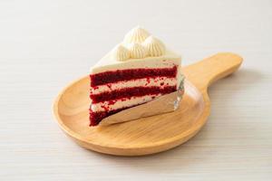 Gâteau de velours rouge sur assiette photo