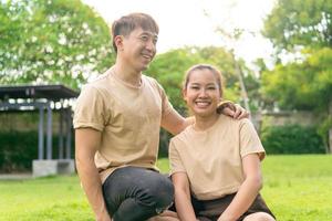 couple asiatique aime sortir ensemble dans le parc photo