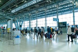 bangkok, thaïlande - 23 mai 2022 - passagers de l'aéroport de bangkok suvarnabhumi à l'intérieur du terminal de départ, personnes portant des masques médicaux contre le coronavirus. photo