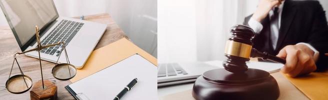 affaires et avocats discutant des documents contractuels avec une échelle en laiton sur le bureau au bureau. droit, services juridiques, conseils, image de concept de justice et de droit avec effet de grain de film photo