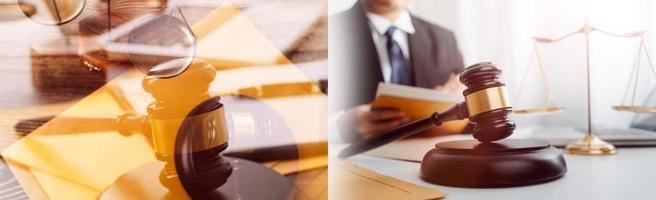 concept de justice et de droit. juge masculin dans une salle d'audience avec le marteau, travaillant avec, clavier d'ordinateur et d'accueil, lunettes, sur table à la lumière du matin photo