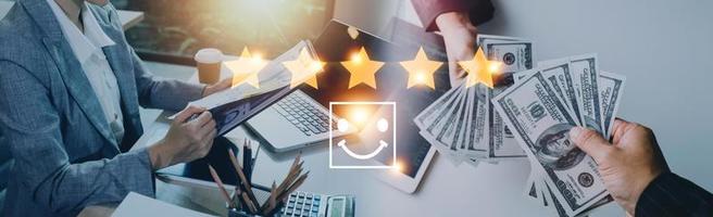 commentaires d'évaluation des clients. hommes en costume donnant un avis positif pour les enquêtes de satisfaction des clients. donnant une note de cinq étoiles. note de service, concept de satisfaction photo