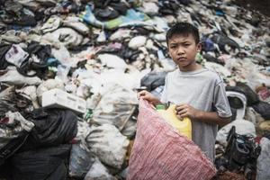 le travail des enfants. les enfants sont obligés de travailler sur les ordures. les enfants pauvres ramassent les ordures. pauvreté, violence enfants et concept de traite, lutte contre le travail des enfants, journée des droits le 10 décembre. photo