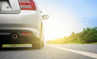 gros plan arrière d'une voiture argentée et lumière sur la route photo