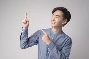 portrait de jeune homme asiatique sur studio de fond blanc. photo