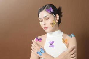 une belle jeune femme avec une peau parfaite sourit sur fond brun studio, concept de mode beauté photo