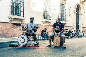 ferrara italie 2017 interprètes d'artistes de rue pendant le festival des musiciens ambulants à ferrara photo