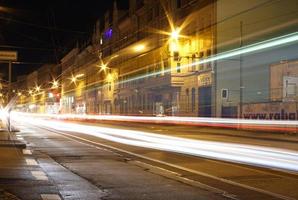 Une longue exposition de tram passe dans la ville de Leipzig, Allemagne photo