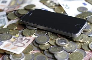 paiement mobile et smartphone - un appareil mobile posé sur une pile d'argent photo