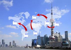 chaîne d'approvisionnement mondiale - icônes sur l'horizon de shanghai, chine photo