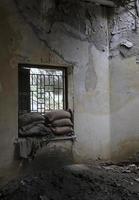 maison abandonnée avec des sacs de sable à la fenêtre dans la ligne verte de la zone tampon à nicosie, chypre