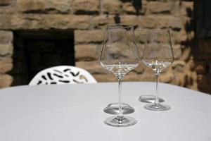 événement de dégustation de vin - deux verres de vin blanc sur une table par une journée ensoleillée photo
