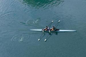 bilbao, vizcaya, espagne, 2022 - athlètes s'entraînant dans un canoë sur la rivière nervion à bilbao, pays basque, espagne photo