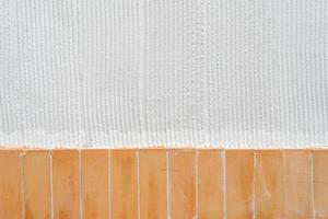 mur plâtré à rayures verticales blanches. plâtre structurel sur mur photo