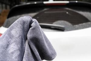 chiffon en microfibre avec la main se préparant à laver une voiture. concept de lavage de voiture. mise au point sélective. photo