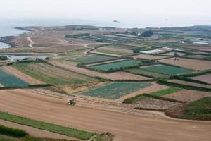 vue aérienne des terres agricoles. île de batz, france photo