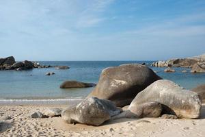 plage rocheuse par une journée ensoleillée. personne. bretagne, france photo