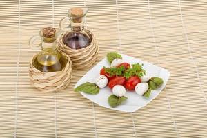 salade caprese sur la plaque et fond en bois photo