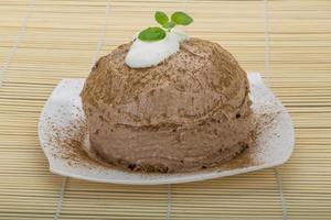 gâteau fait maison sur la plaque et fond en bois photo