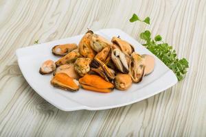 moules sur la plaque et fond en bois photo