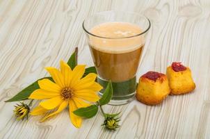 café au lait sur fond de bois photo