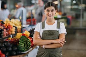 femme vendeuse de fruits au marché près du comptoir photo