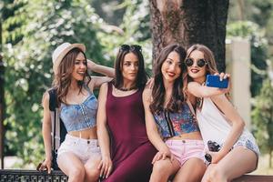 quatre belles jeunes filles font du selfie photo