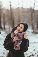 jeune beau modèle posant dans la forêt d'hiver. portrait de mode élégant photo