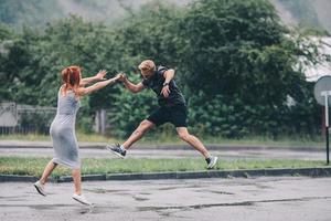 beau couple sous la pluie photo