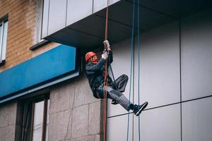 grimpeur industriel en uniforme et casque monte photo